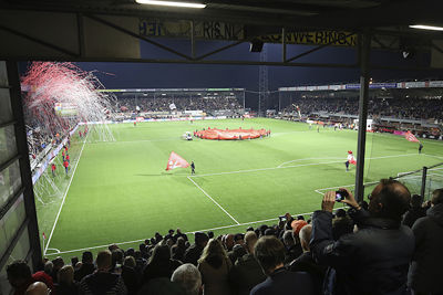 Emmen komt met een heuse lichtshow bij de spelersopkomst. © De Brouwer