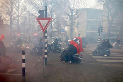 De meeste scooteraars volgden de bus tot aan de Arena. © De Brouwer