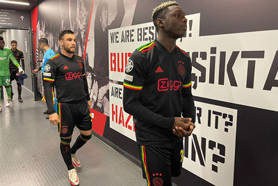 Shirtje als vanouds netjes in de broek. Nico is er klaar voor! © AFC Ajax