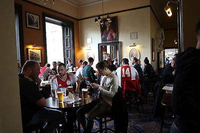 In de pubs rondom George Square is het heerlijk toeven. © De Brouwer