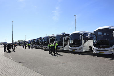 Zes treinen en zo’n 150 bussen zetten koers richting Rotterdam. © De Brouwer