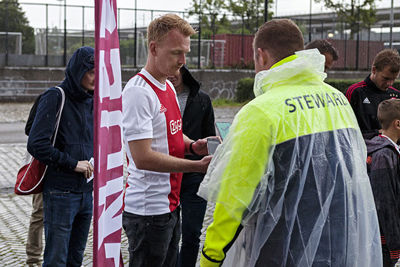 Tijd om naar binnen te gaan. Corona-checkje en door. © Björn Martens