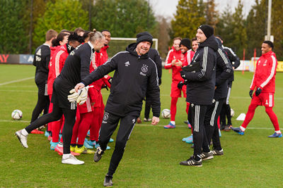 Erehaag van de spelers, want de trainer is jarig. © AFC Ajax