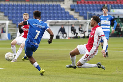 Hier is Rensch even te laat, maar buiten beeld brengt Stekelenburg redding. © Pro Shots