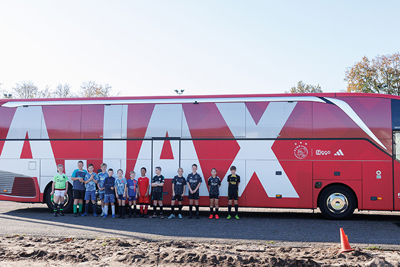 Gaaf, de spelersbus was er ook. © Pro Shots