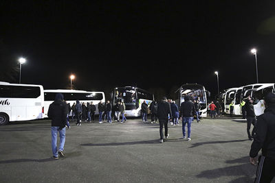 Op zoek naar het busje. Napraten over wat er allemaal is gebeurd. © De Brouwer