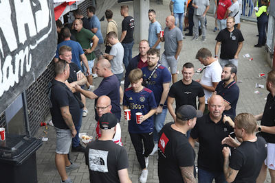 Lekker ouwehoeren, drankje halen, voetbal kijken. © De Brouwer