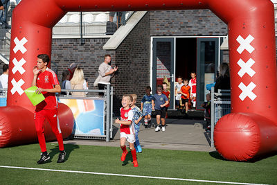 Daar komen de kids uit de spelerstunnel. © De Brouwer