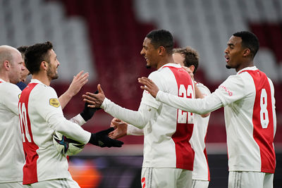 Haller denkt zijn naam op het scoreformulier te zetten... © Pro Shots