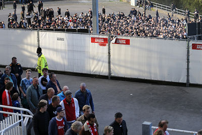 Supportersstromen worden netjes gescheiden. © De Brouwer