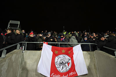 2268 Ajaxsupporters krijgen een wanvertoning voor de kiezen. © De Brouwer