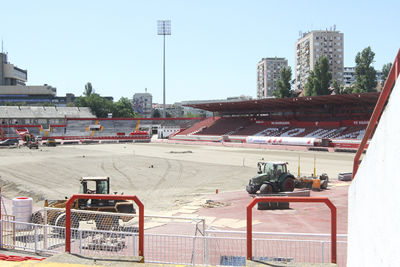 Even spieken bij het stadion van Vojvodina. © SV Ajax