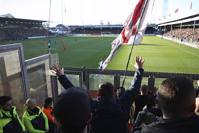 Klaassen kopt vroeg tegen de lat, maar verder speelt Ajax niks klaar. © De Brouwer