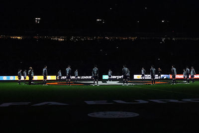 Onze prijswinnaars beleven een topavond op het veld. © De Brouwer