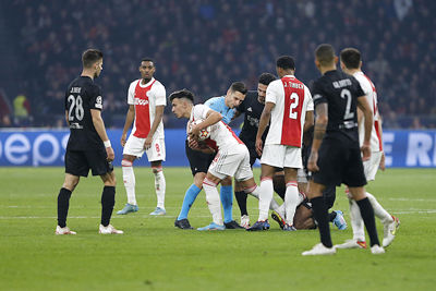 Benfica slaat vol aan het sarren en Ajax speelt niks meer klaar. © De Brouwer