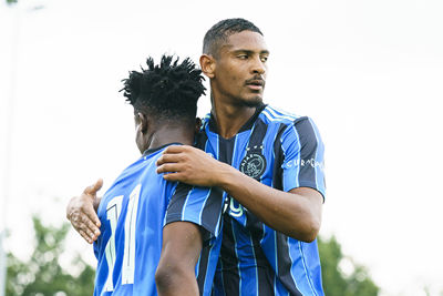 Haller, de man van de openingsgoal, feliciteert zijn ploegmaat. © AFC Ajax