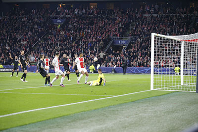 Haller laat de Arena opleven, maar zijn goal telt niet. Buitenspel. © De Brouwer