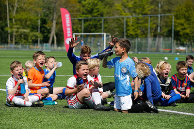 Hier wordt alvast geoefend wie Ajax het hardst kan aanmoedigen. © De Brouwer