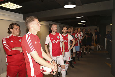 De finalisten mogen vanuit de spelerstunnel het veld betreden. © De Brouwer