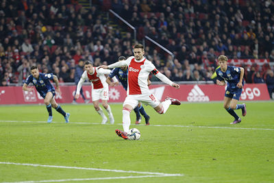 Tadic mag aanleggen vanaf elf meter en dan is het 2-1. © De Brouwer