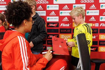 Natuurlijk worden er na de persconferentie handtekeningen uitgedeeld! © Pro Shots