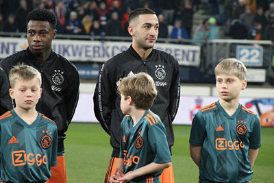 Ziyech en Promes hebben elkaar een grapje verteld, zo lijkt het. © Ajax Kids Club