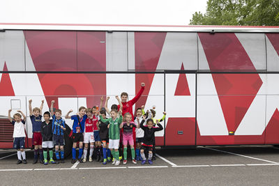 Tof, de spelersbus van Ajax is er ook. © Pro Shots