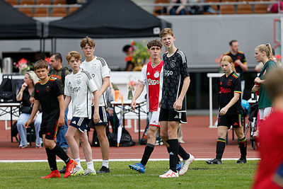 Een bonte verzameling Ajaxshirtjes. © De Brouwer