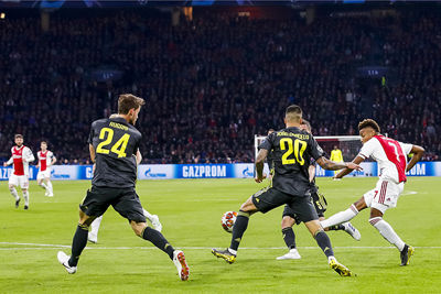 Tjak, raak! Thuis tegen Juventus. De Arena in vuur en vlam. © Pro Shots