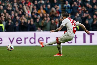 Weghorst krijgt zijn penalty, maar mist helaas wel. © De Brouwer