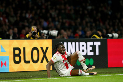 Het tiental van Ajax staat vooral ballen tegen te houden. © De Brouwer