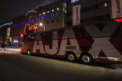 De mooiste spelersbus van Nederland, jongens en meisjes. © Pro Shots