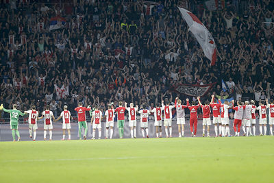 Spelers bedanken supporters en andersom. Fijne beelden. © De Brouwer