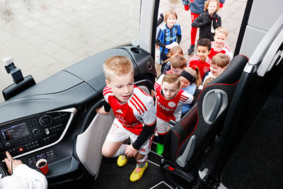 Deelnemertjes mogen ook een kijkje in de spelersbus nemen. © Pro Shots