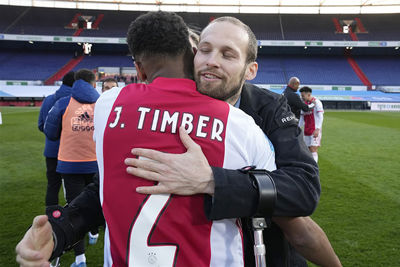 De geblesseerde Blind wordt bij de feestvreugde betrokken, direct na de bekerwinst. © Pro Shots