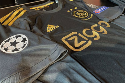 Het CL-logo smoelt lekker op het shirt. © Ajax Life