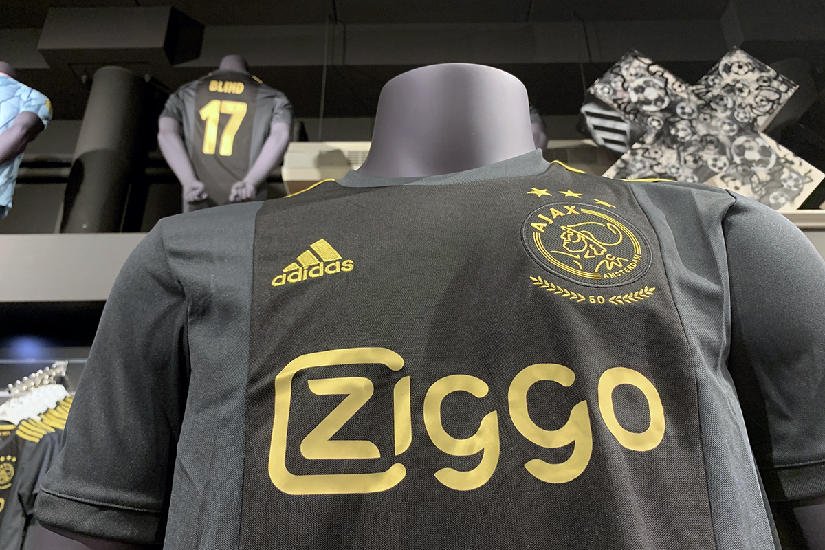 Ajax Plaatst Extra Bestelling Van Onwijs Populaire Goud/zwarte Derde Shirt