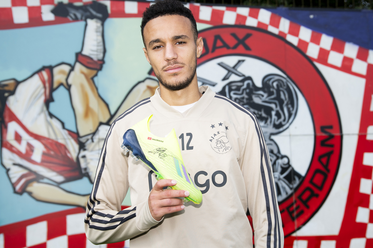 Win gesigneerde kicksen van AJS ambassadeur Mazraoui Supportersvereniging Ajax