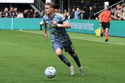 Eindelijk weer op natuurgras in Almelo. © SV Ajax