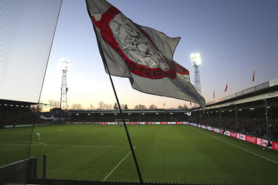 De vlag blijft echter onverminderd wapperen. © De Brouwer