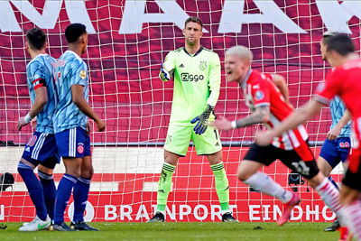 Eh, nee... Hij staat aan de grond genageld en de bal slaat in het net. © Pro Shots