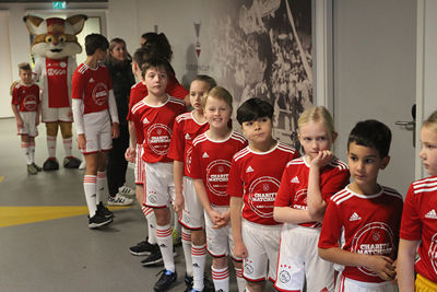 Het is flink geduld hebben, maar het duurt vast niet lang meer! © Ajax Kids Club