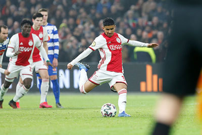 Zestien jaar en je eerste doelpunt maken in Ajax 1. Ünüvar doet dat hier. © De Brouwer