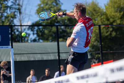 De Jong kan ook een aardig balletje slaan. © AFC Ajax