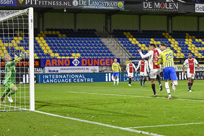 Daar is Pasveer met een serieus knappe redding op een kopbal van Kramer. © Pro Shots