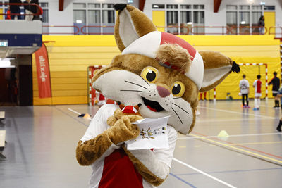 Kijk nou! De mascotte wordt verwend met cadeautjes. © Pro Shots