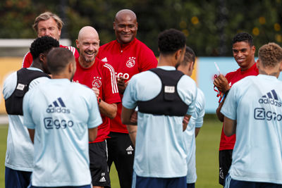 Ten Hag heette iedereen na een korte vakantie weer vrolijk welkom. © Pro Shots