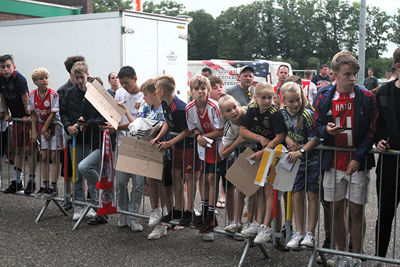 Wachten op handtekeningen en foto