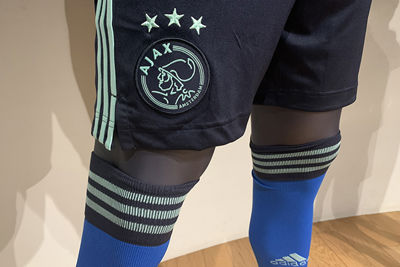 De accenten en Adidasstrepen zijn mintgroen van kleur en steken fraai af. © Ajax Life