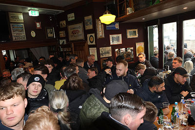 Lekker ouwehoeren richting de avondwedstrijd. © De Brouwer